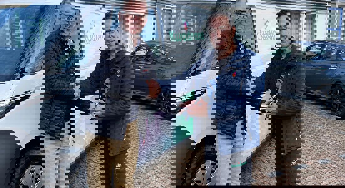 Reza Krijgt Sleutel Elektrische Auto