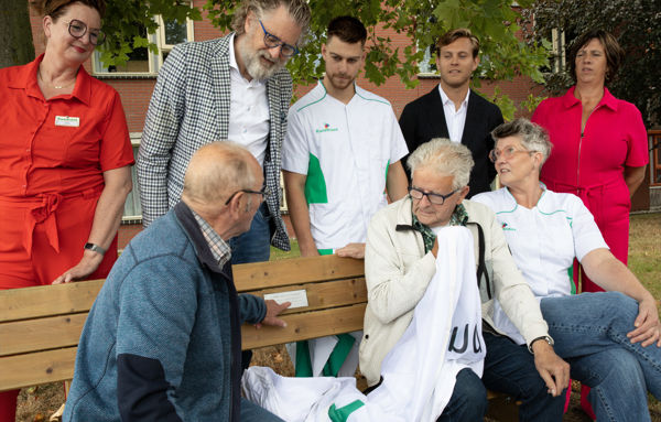 Bankje Overhandiging 3